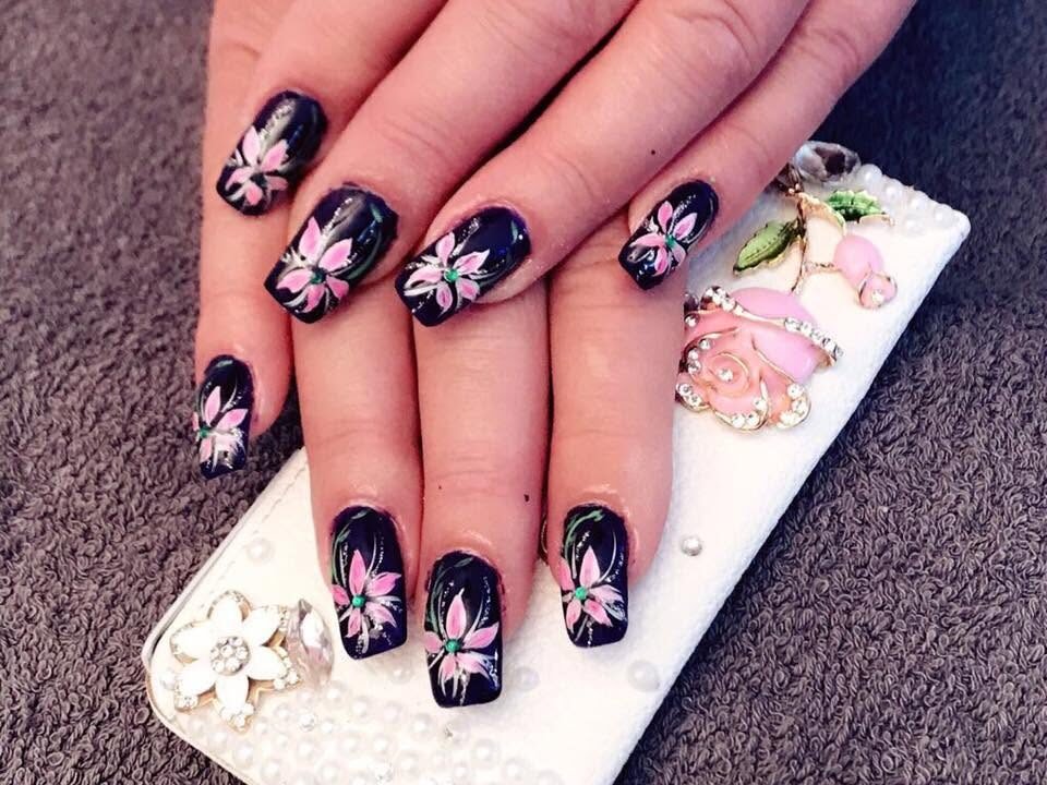 Nagelmodellage in Schwarz mit rosa Kirschblüten aus dem Nagelstudio La Hoa in Gunzenhausen