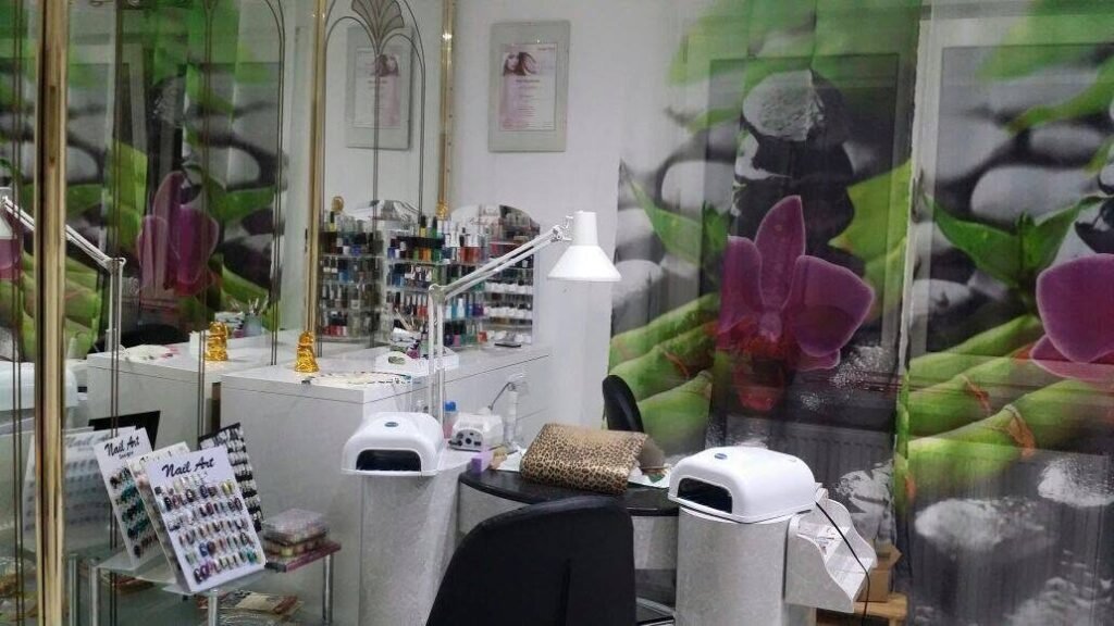 Nagelstudio La Hoa in Gunzenhausen mit goldenen Spiegeln und Orchideen