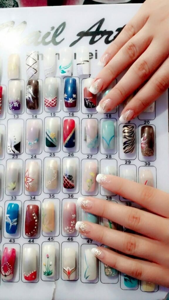 Nailart-Musterkarte im Nagelstudio La Hoa