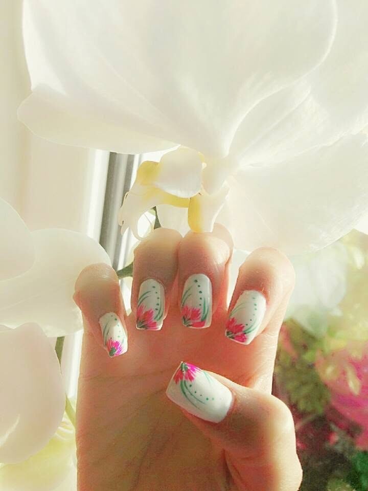 Fußnägel mit floralem Muster und Orchidee