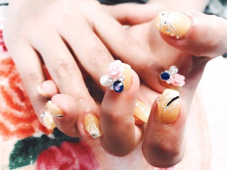 Nagelmodellage mit 3D-Blüten und Strass