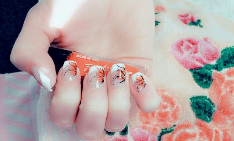 Nagelmodellage mit feinem Blütenmuster
