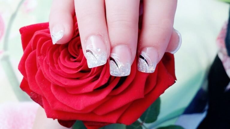 French-Nagelmodellage mit silbernem Muster