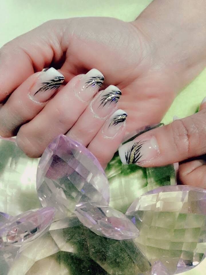 French-Nagelmodellage mit Kristallstein