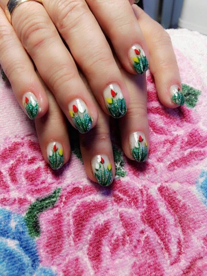 Frühlingshafte Nagelmodellage mit grünem Muster