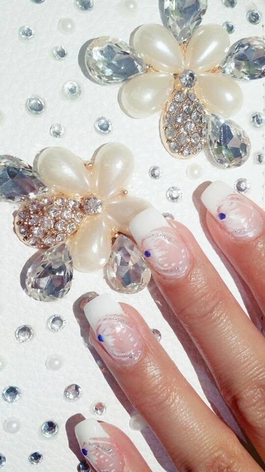French-Nagelmodellage mit Kristallen