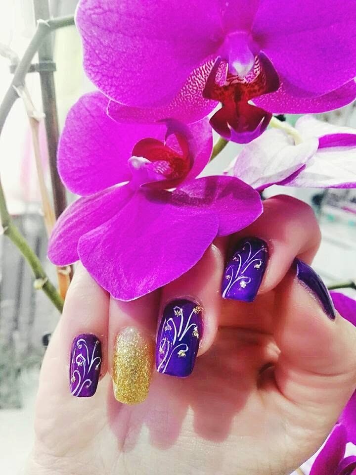 Nagelmodellage in Lila und Gold mit magenta Orchidee – Nagelstudio La Hoa Gunzenhausen