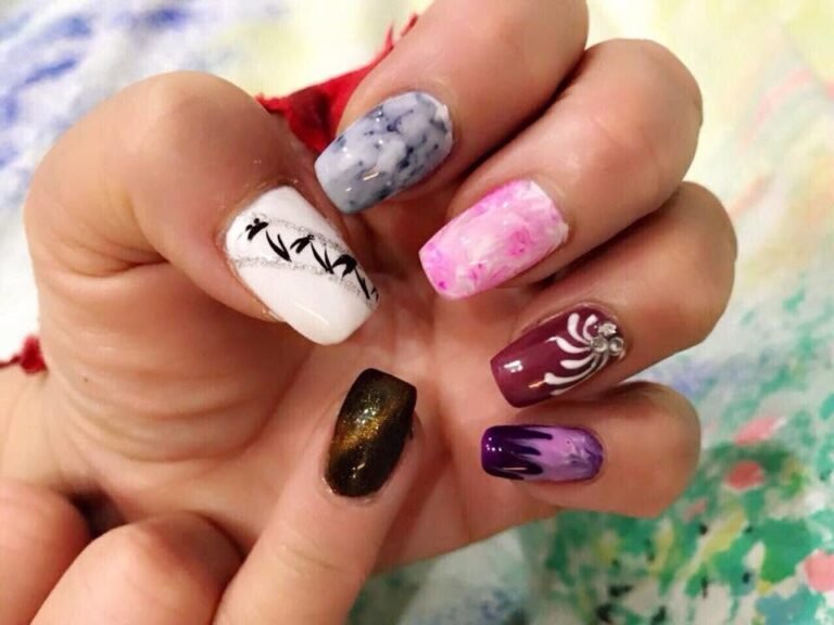Bunte Nagelmodellage mit Marmor- und Ombre-Effekt