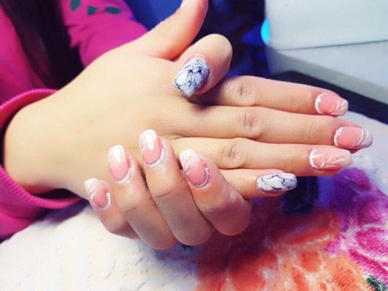 Nagelmodellage mit Marmor- und Ombre-Effekt