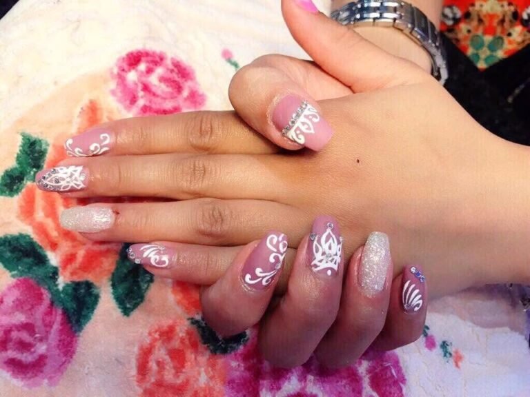 Nagelmodellage mit mattem Finish und 3D-Effekt