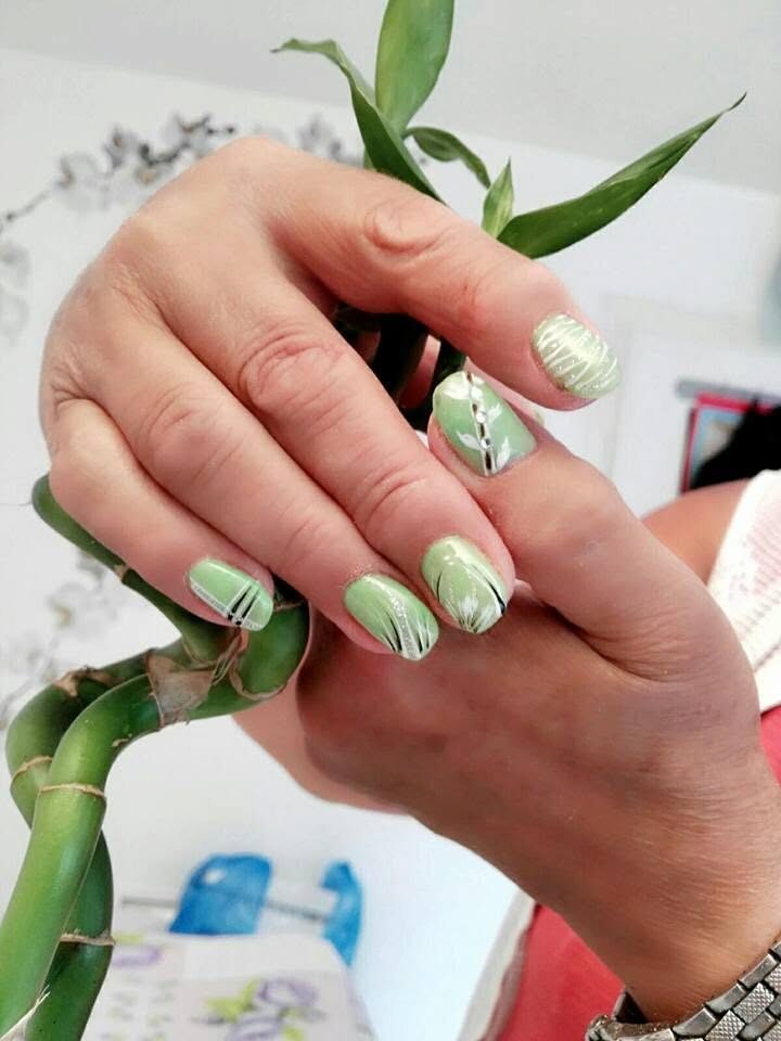 Nagelmodellage in Grün mit Bambus