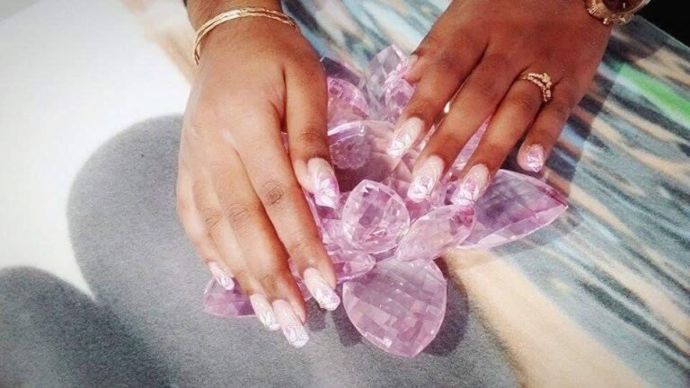 Nagelmodellage mit Rosenquarz-Steinen