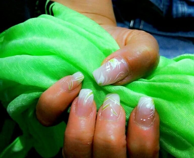Natürliche Nagelmodellage mit Glanzfinish