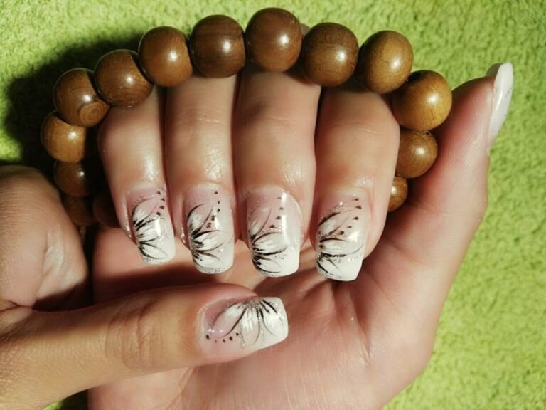 Natürliche Nagelmodellage mit feinem schwarzem Muster