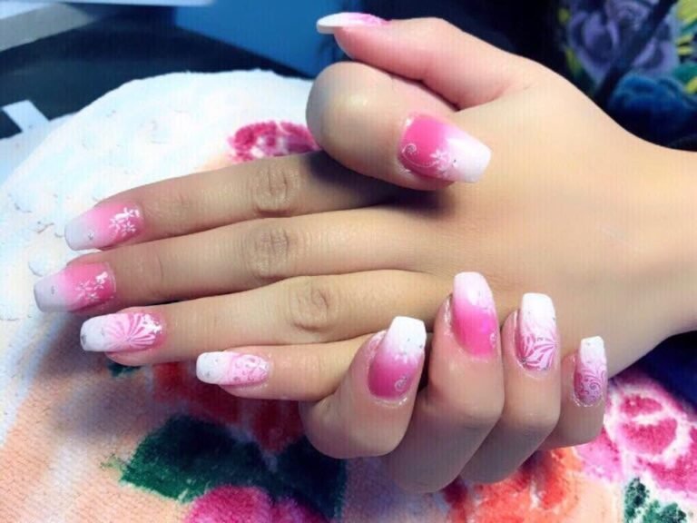 Nagelmodellage mit Ombre-Effekt in Pink