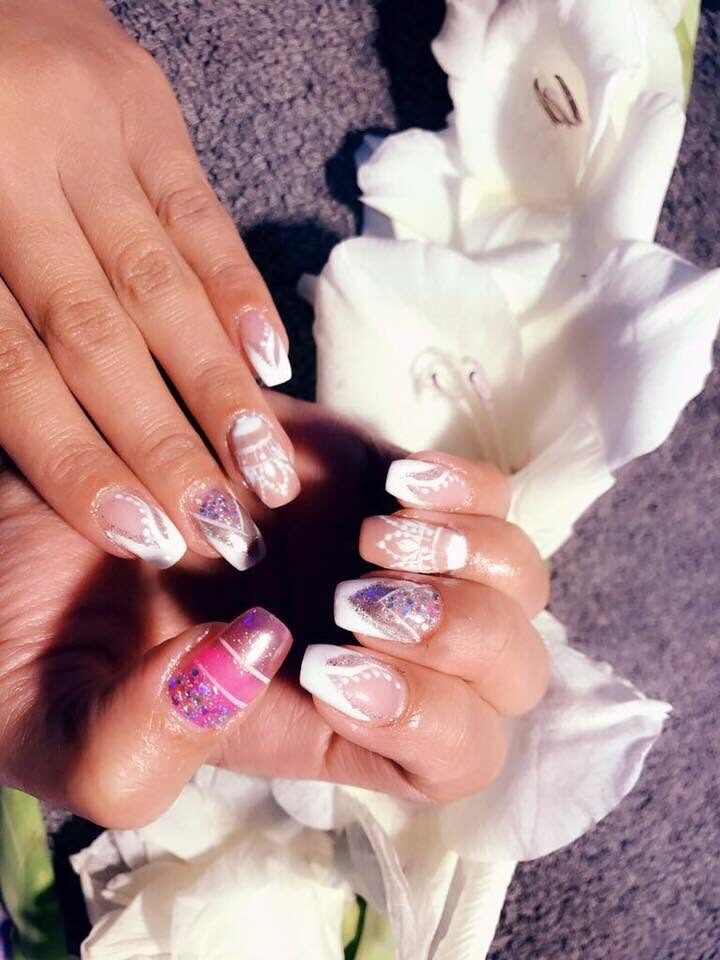 Nagelmodellage im Perlmutt-Look mit weißer Lilie