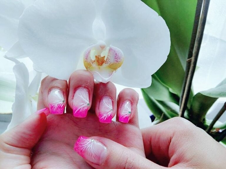 Pinke French-Nagelmodellage mit weißer Orchidee