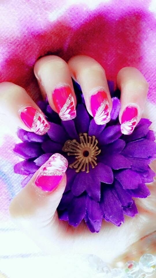 Nagelmodellage in Pink mit Blütenmuster