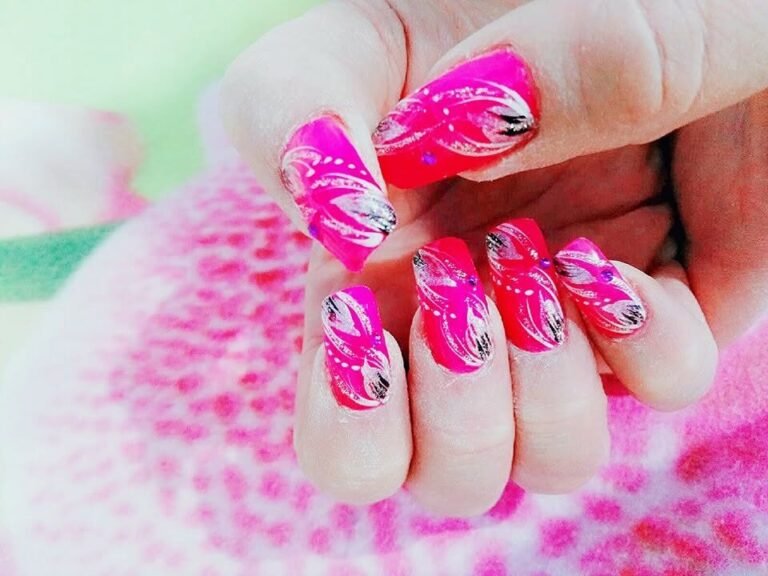 Pinke Nagelmodellage mit weißem Nailart-Muster