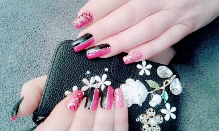 Nagelmodellage in Pink und Schwarz mit 3D-Blüten