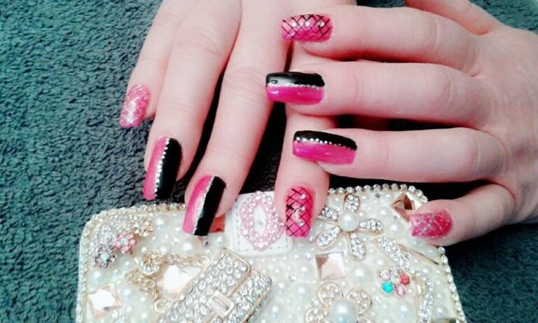 Nagelmodellage in Pink und Schwarz mit Strass