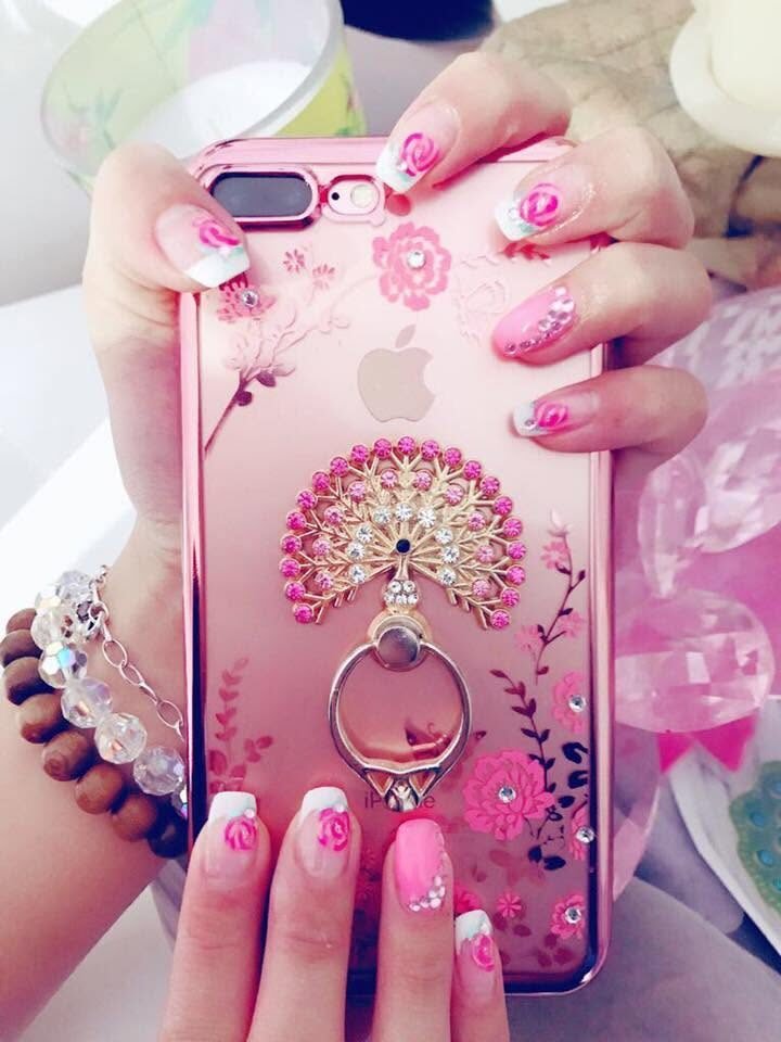 Rosa Nagelmodellage mit feinem Blütenmuster