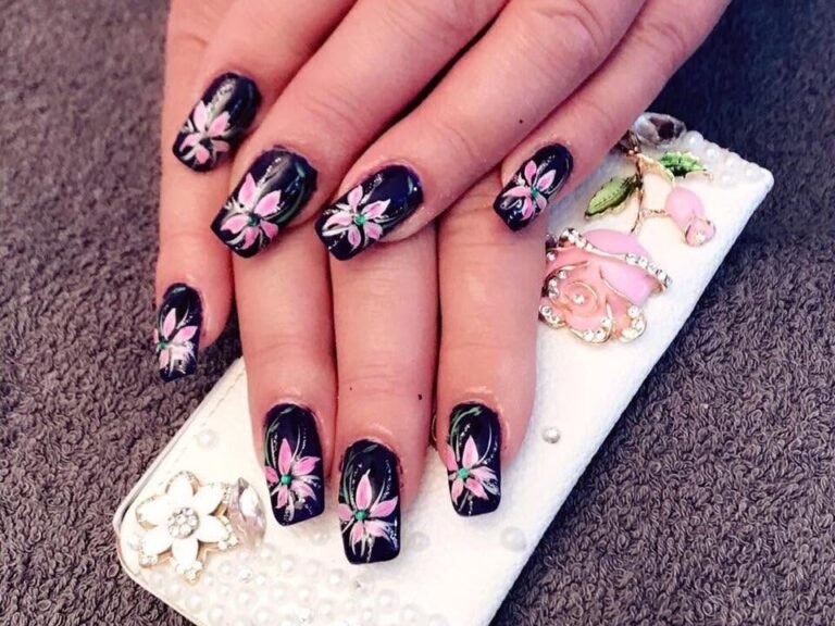 Nagelmodellage in Schwarz mit rosa Kirschblüten