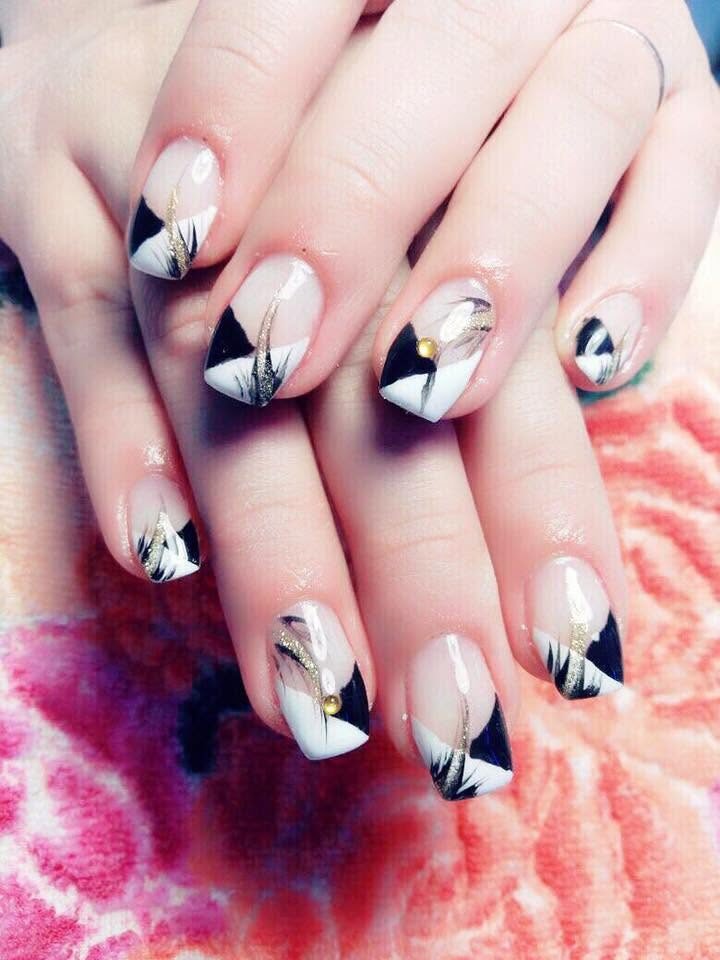 Elegante Nagelmodellage in Schwarz und Weiß