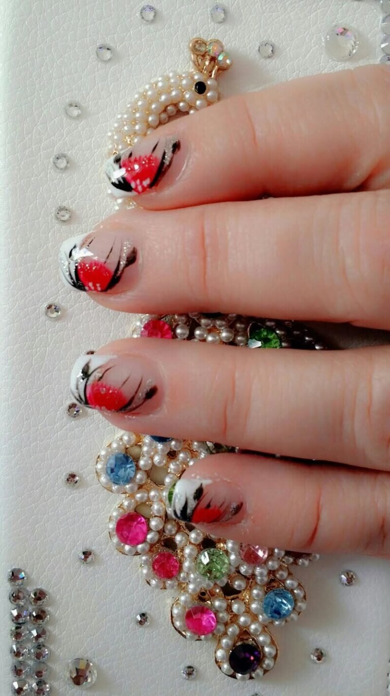 Nagelmodellage mit Strass und Perlen