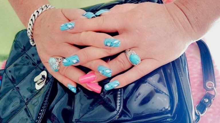Nagelmodellage in Türkis mit Blütenmuster