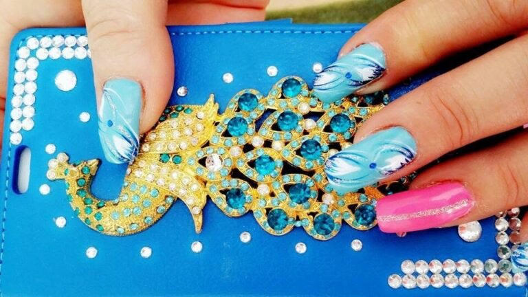 Nagelmodellage in Türkis mit goldenem Schmuckdetail