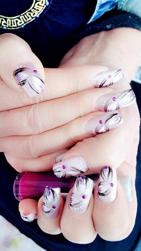 Nagelmodellage in Weiß und Lila mit feinem Muster