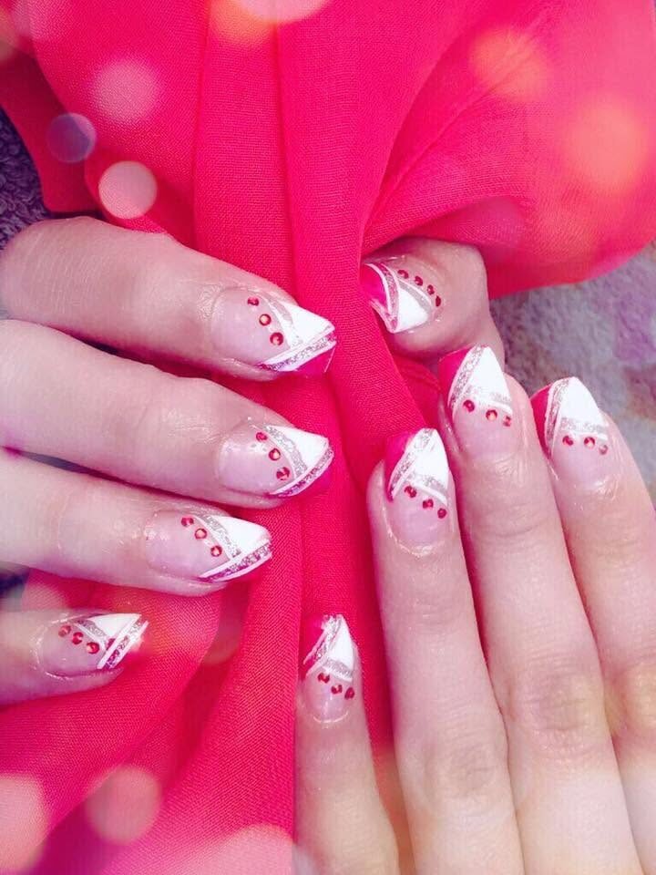 Nagelmodellage in Weiß mit roten Punkten
