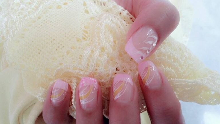 Zarte Nagelmodellage im Spitzen-Look