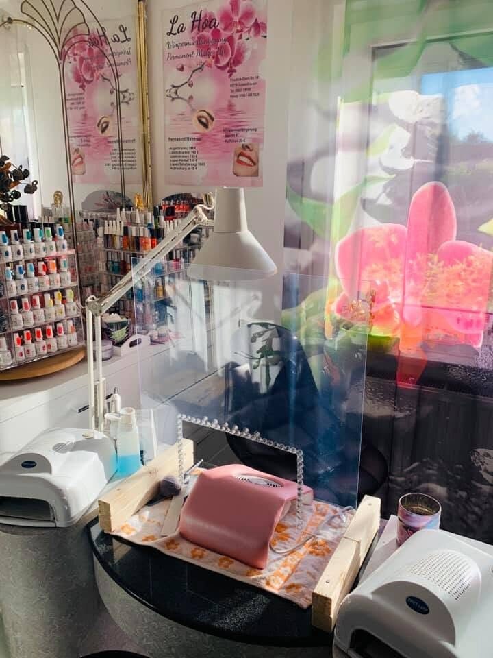 Arbeitsplatz im Nagelstudio La Hoa mit Orchideen
