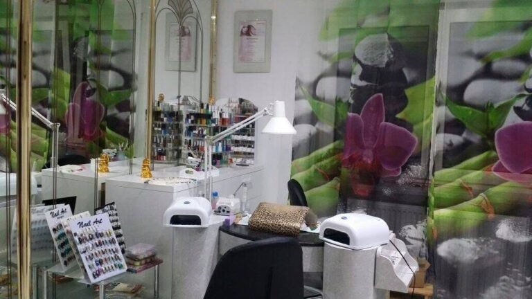 Nagelstudio La Hoa in Gunzenhausen mit goldenen Spiegeln und Orchideen