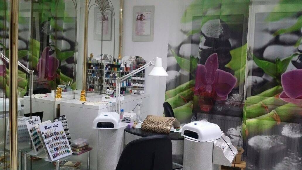 Nagelstudio La Hoa in Gunzenhausen mit goldgerahmten Spiegeln und Orchideen
