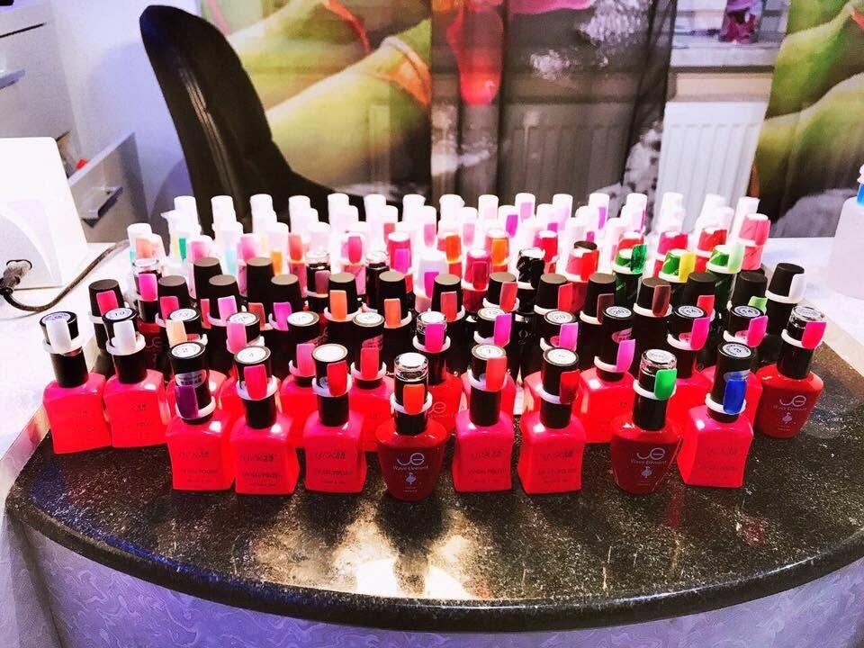 Nagellack-Auswahl im Studio La Hoa in Gunzenhausen