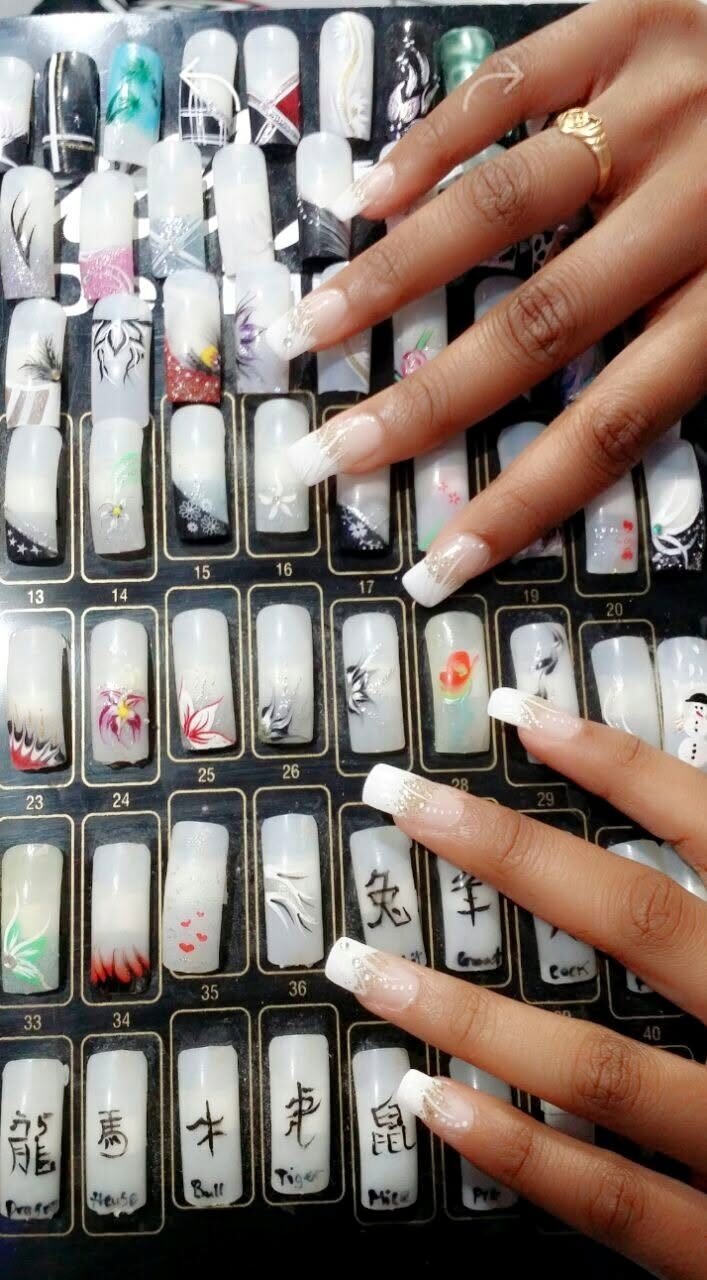 Asiatische Nailart-Muster zur Auswahl im Studio