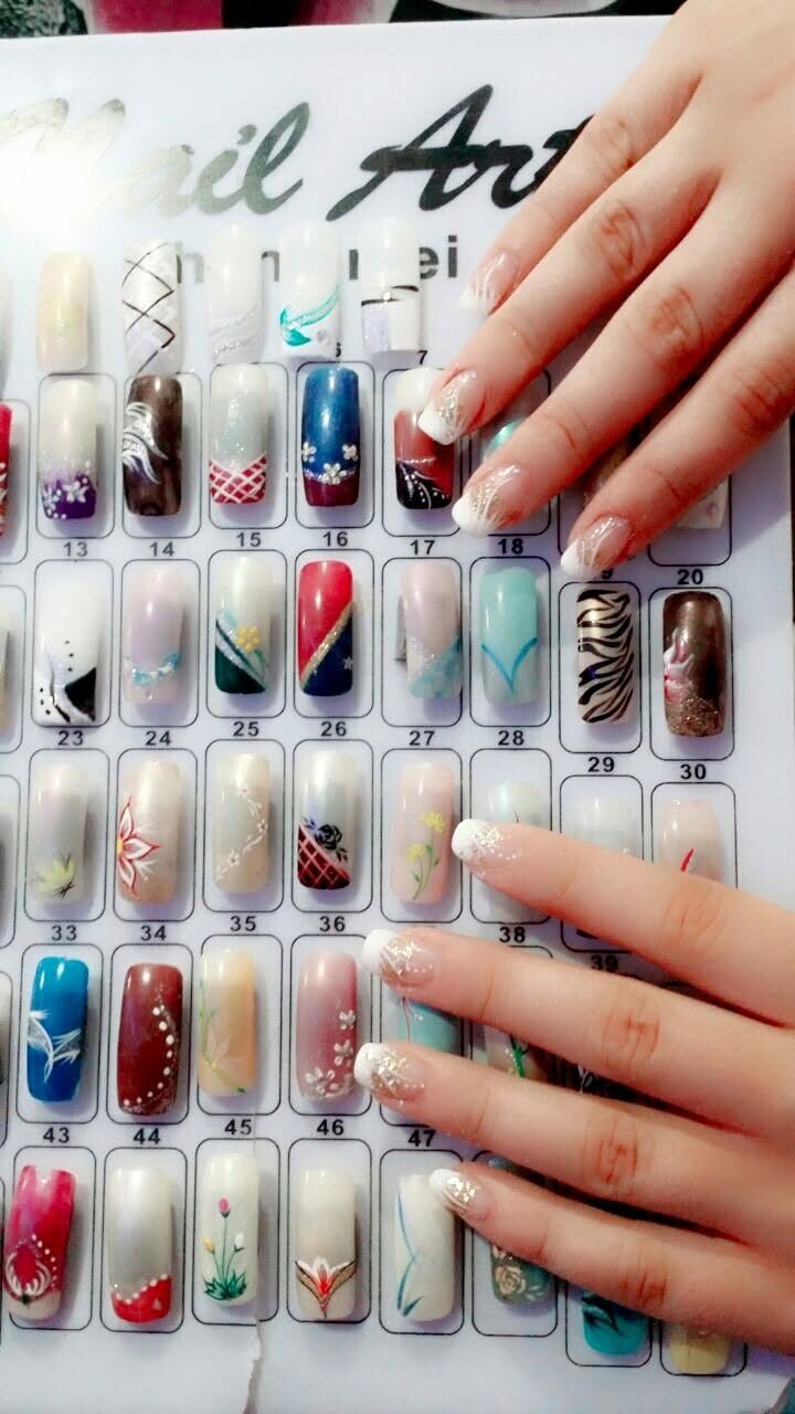 Nailart-Musterkarte im Nagelstudio La Hoa