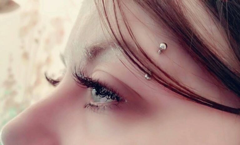Verlängerte Wimpern im Detail