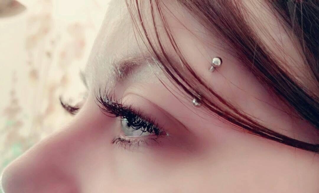 Auge mit verlängerten Wimpern und betontem Lidstrich