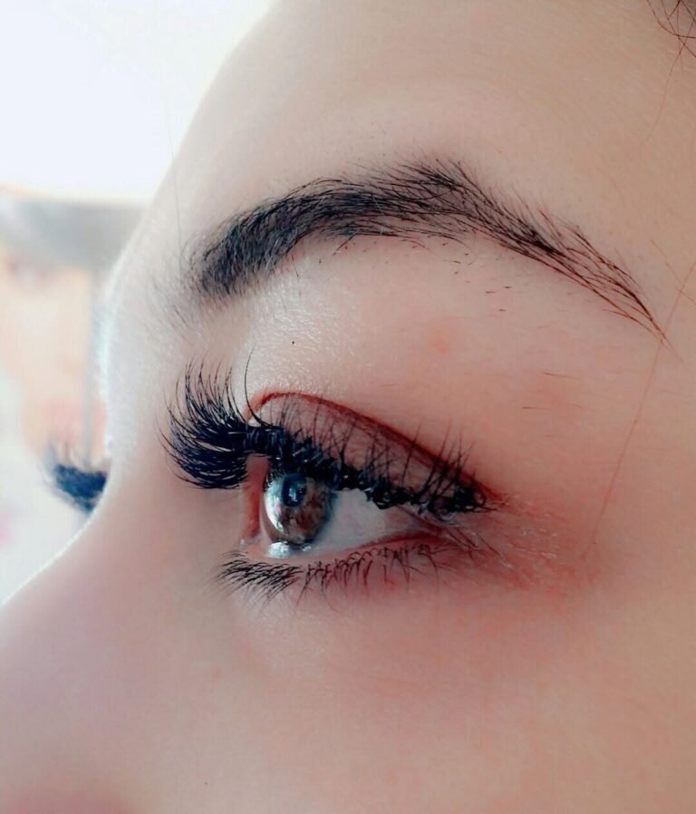 Wimpernverlängerung in Nahaufnahme, La Hoa Gunzenhausen